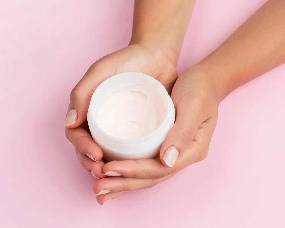 Czym dokładnie są emolienty i jak działają na skórę z AZS?