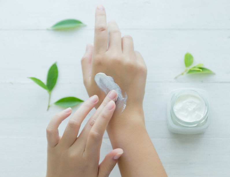 Jak wygląda mechanizm działania emolientów na skórę atopową?