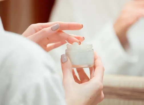 Jakie funkcje poza nawilżaniem pełnią emolienty w AZS?