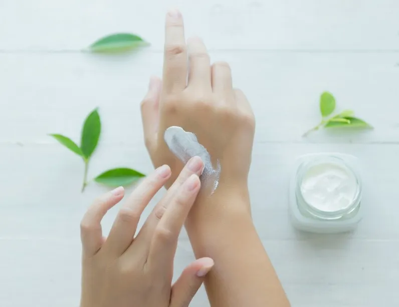 Jakie są różnice między AZS u niemowląt, dzieci i dorosłych?