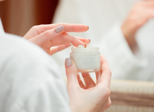 Jakie materiały ubrań są najlepsze dla skóry atopowej?