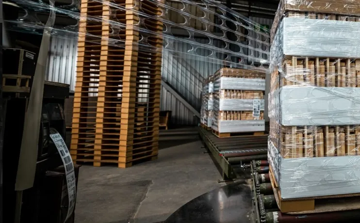 Czy paletyzator sprawdzi się w obsłudze delikatnych opakowań?