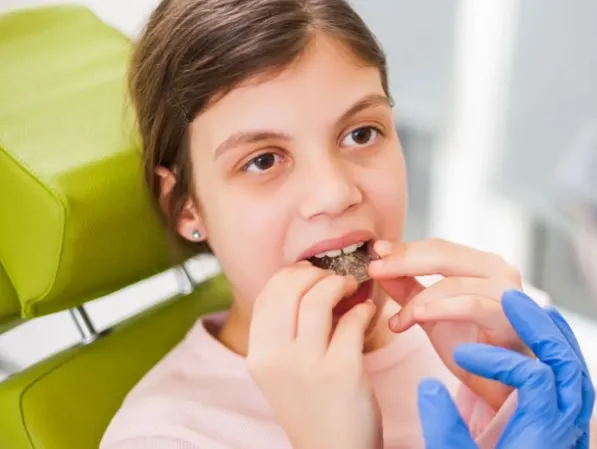 Jakie sygnały świadczą o tym, że dziecko potrzebuje aparatu?