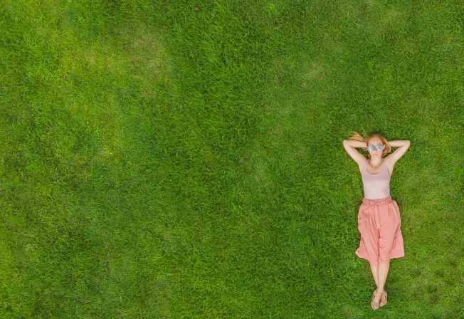 Jak podróżować w sposób ekologiczny i ograniczyć ślad węglowy podczas eko-wypoczynku?
