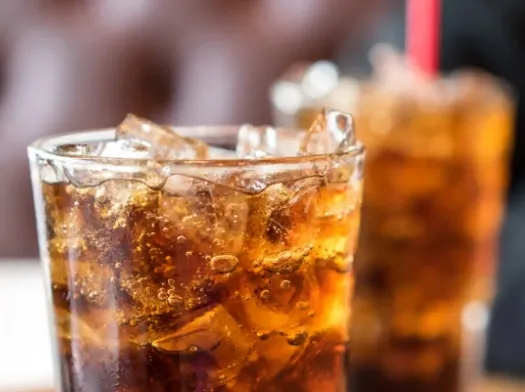 Dlaczego moje zęby reagują bólem na zimne napoje?