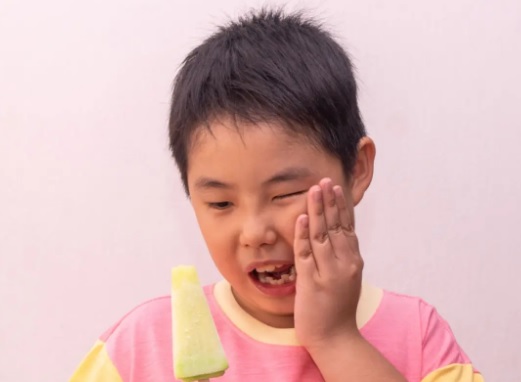 Jakie napoje warto wybierać, gdy masz nadwrażliwość zębów?