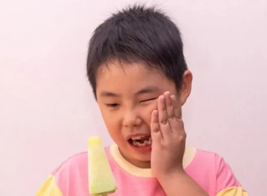 Jakie napoje warto wybierać, gdy masz nadwrażliwość zębów?