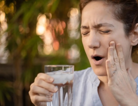 Jakie nawyki mogą pogorszyć nadwrażliwość zębów na zimno?