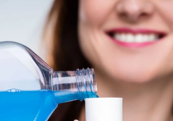 Jak działają płyny do płukania jamy ustnej i dlaczego warto ich używać?