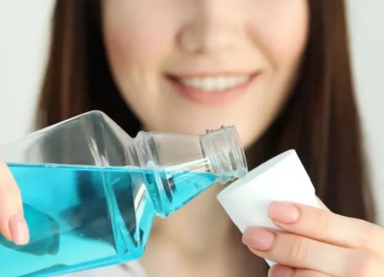 Jakie są zalety codziennego stosowania płynów do płukania jamy ustnej?