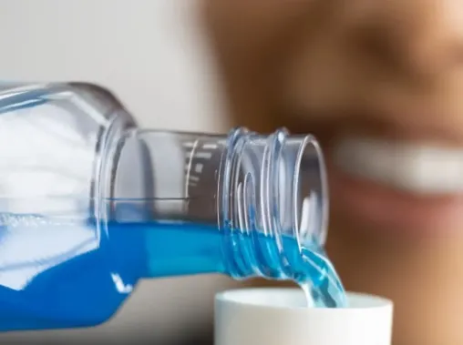 Czy płyny do płukania jamy ustnej z alkoholem są bezpieczne?